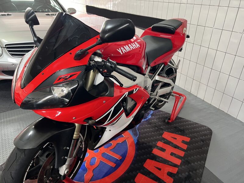Yamaha R1 - immagine 2