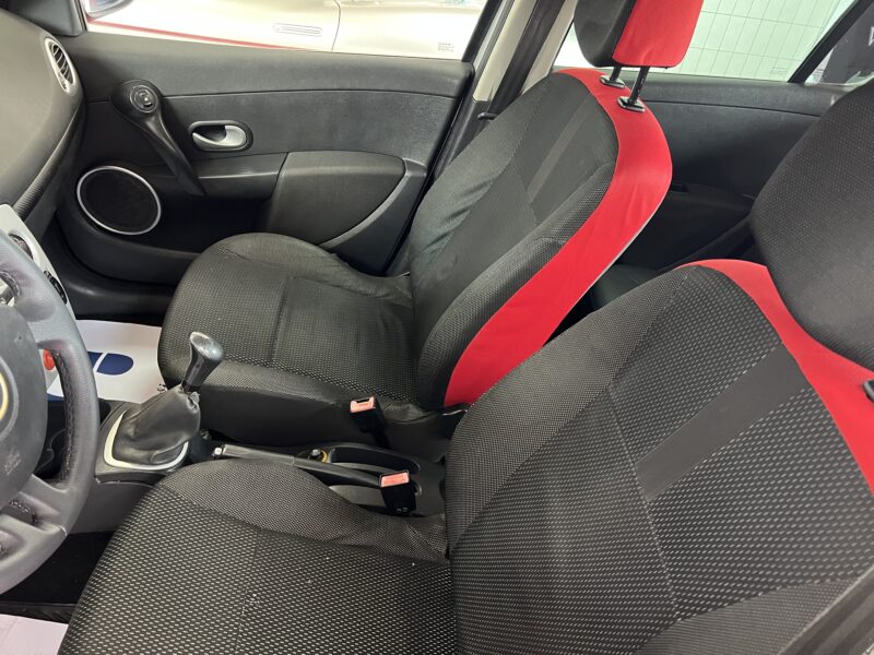 Renault Clio 1.5 dCi 85CV 4 porte Rip Curl - immagine 9