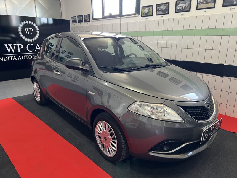 Lancia Ypsilon 1.2 69 CV 5 porte GPL Ecochic Silver - immagine 2